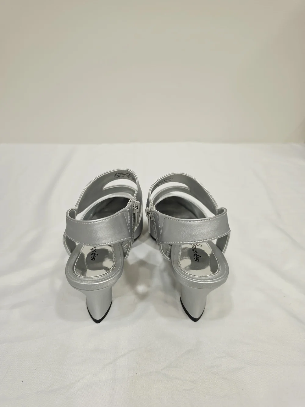 easy street Silver Satin Venue Wide Size 9 Crisscross Pointed-Toe Heels